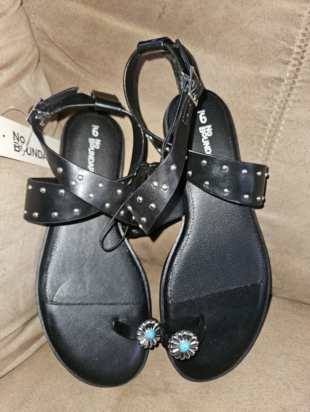 NWT No Boundaries Studded Toe Ring Sandals